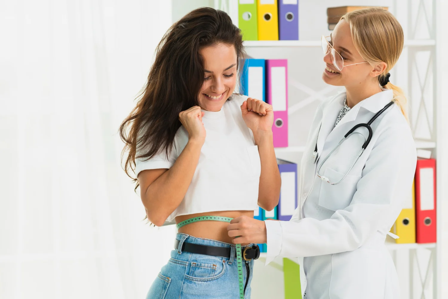 Doctora midiendo cintura de paciente